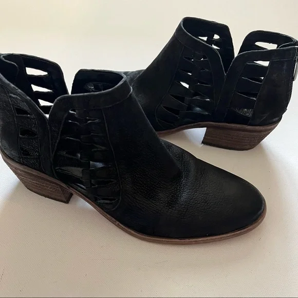 Vince Camuto Peera Black Leather Cut Out Ankle Bootie size 6.5 - Picture 3 of 13